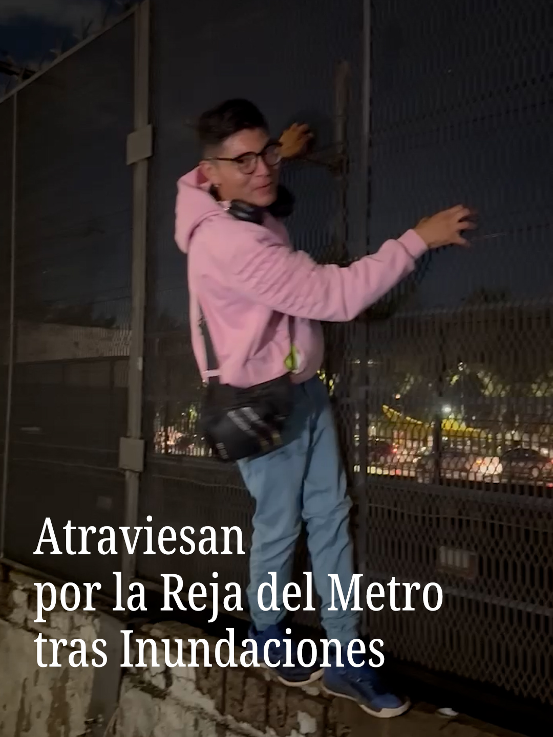 Decenas de personas optaron por trepar y avanzar por la reja de la Línea A del Metro para llegar a sus destinos en el Oriente del Estado de México. Las lluvias de este 14 de septiembre inundaron la Calzada Zaragoza. #inundacion #lluvia #cdmx