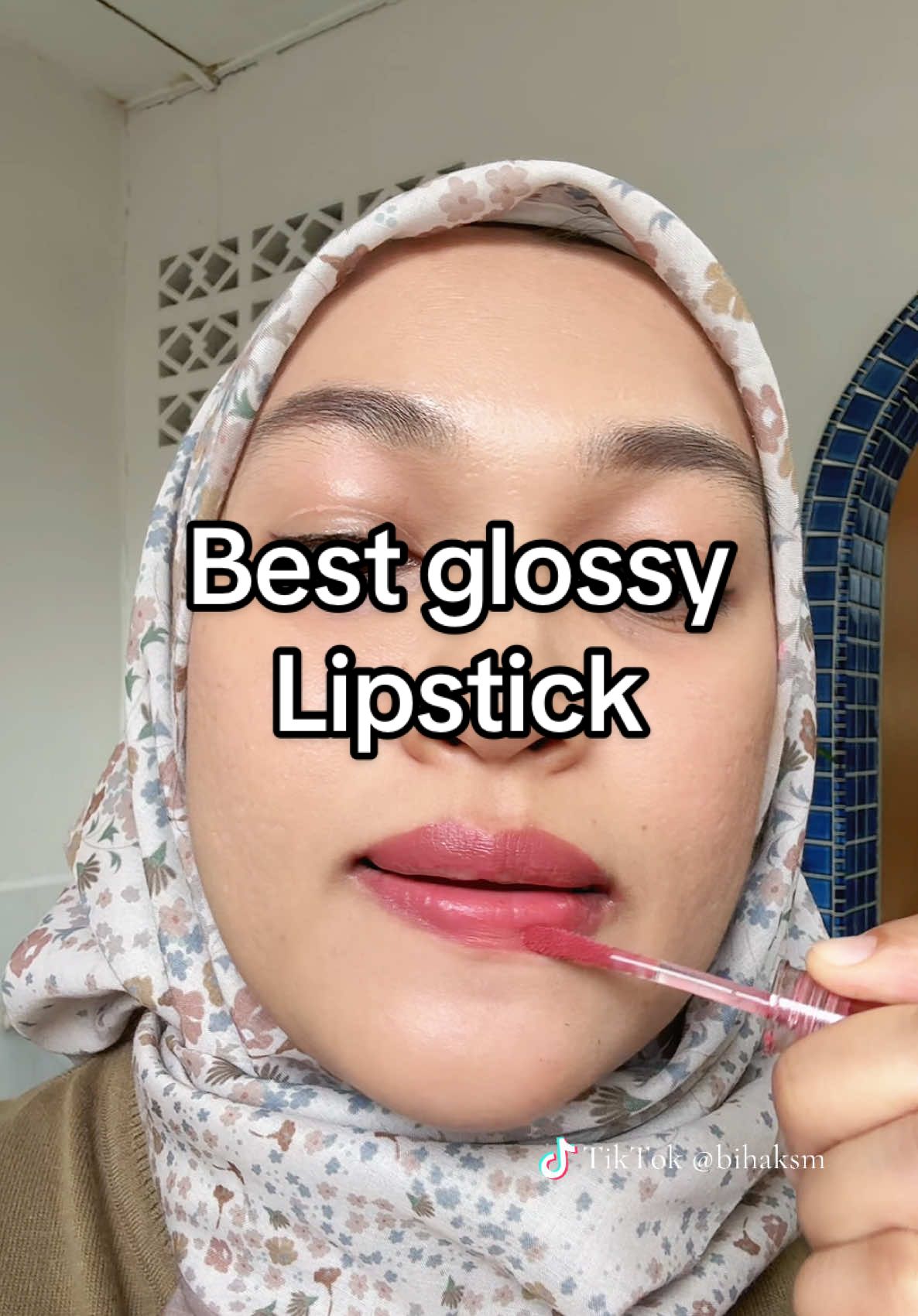 Replying to @aishahjrmperlis i guna ni kalau mood nak pakai glossy yang tak mudah hilang #focallurelipstick #glossylipstick #transferproofgloss #lipstick #makeuptutorial 