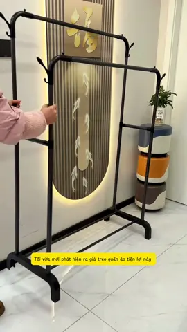 Giá treo quần áo 2 thanh ngang. Chất liệu sắt tĩnh điện chắc chắn, chịu lực tốt, treo được nhiều quần áo, rất tiện lợi #giatreoquanao #giatreodo #ketreoquanao 