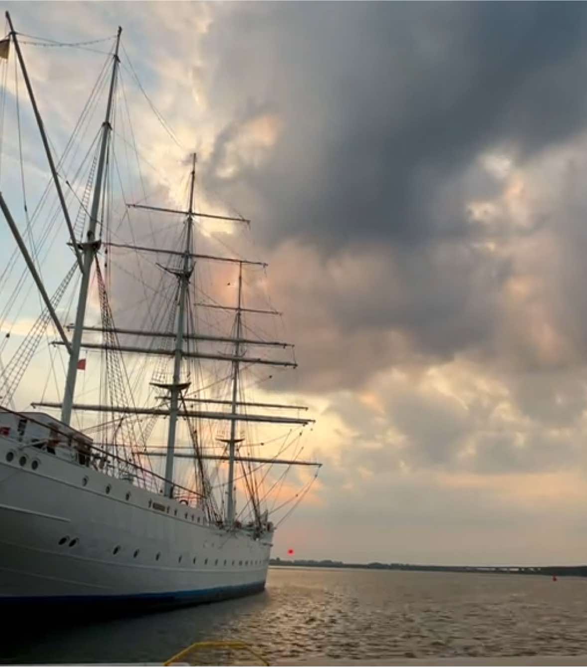 Guten Morgen ☀️⚓️.Schon herrlich was da manchmal am Himmel los ist und erst durch ein Time Lapse zum leben erwacht. 🥰 Kommt gut in die neue Woche. 🫶#küstenkind #wolken #stralsund #timelapsevideo 