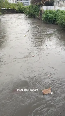 Aliran sungai di sekitar Jalan Gunung Soputan tampak meluap dan membawa material sampah, Senin (15/9/2025).