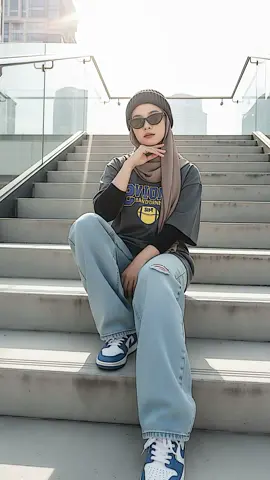 Prompt AI TANGGA OUTDOOR.    Potret street style seorang perempuan muda Asia berhijab modern dengan wajah dan style hijab yang sama seperti foto referensi. Ia duduk santai di tangga outdoor, memakai oversized t-shirt grafis abu-abu, celana jeans longgar biru dengan potongan edgy, dan sneakers biru putih keren. Lengkap dengan beanie rajut hitam dan kacamata hitam cat eyes. Tangan kanan diangkat ke arah kamera dengan gesture cool. Foto diambil menggunakan kamera ultra wide dari atas, sehingga komposisi terlihat lebih dramatis dan perspektif melebar. Latar belakang outdoor modern dengan pagar kaca transparan, cahaya natural siang hari dengan efek lens flare sinematik hangat. Fotografi realistis, resolusi tinggi 1080x1920, gaya streetwear aesthetic, vibe edgy, keren, dan anak gaul kekinian. Note 📌 Bisa edit teks cowo/ cewe , tambah barang kecuali (Saj*m) #promptai #geminiai#fypシ #masukberanda 