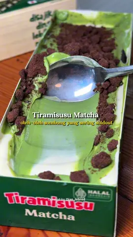 Aku baru aja nyobain matcha cake dari Tiramisusu buat pertama kalinya, ini tuh ternyata enak banget! Pantesan orang-orang sampe ngantri buat beli cake yg satu ini, ternyata emang se-worth it itu yaaaaa! 📍Tiramisusu by Chocomory #kulinerbandung #makananbandung #oleholehbandung #matcha   #creatorsearchinsights  