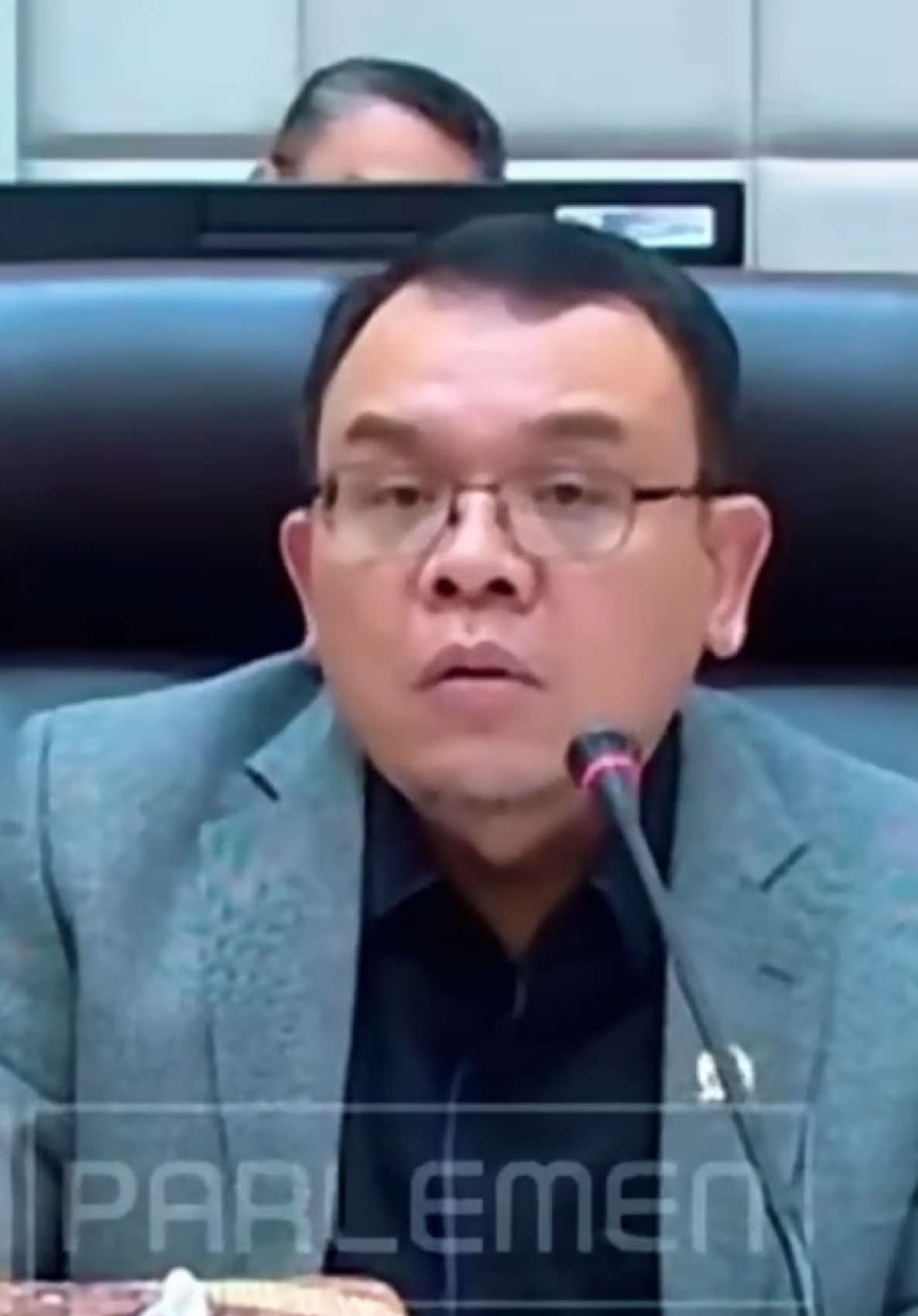 Komisi VII DPR RI menyoroti penyaluran Kredit Usaha Rakyat (KUR) yang dinilai tidak tepat sasaran. Selain itu, syarat yang berbelit-belit membuat masyarakat kesulitan mengakses program ini. DPR bahkan menuding bank penyalur KUR hanya fokus mengambil keuntungan tanpa benar-benar membantu rakyat kecil. ⚡ #KUR #DPRRI #UsahaRakyat #EkonomiIndonesia #BeritaTerkini