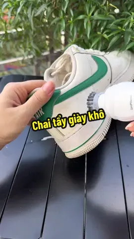 Đi giày trắng nhiều phải sắm chai tẩy này nha , giặt nhanh sạch mà không cần nước #taygiaydep #taygiaykho #taygiayliby 