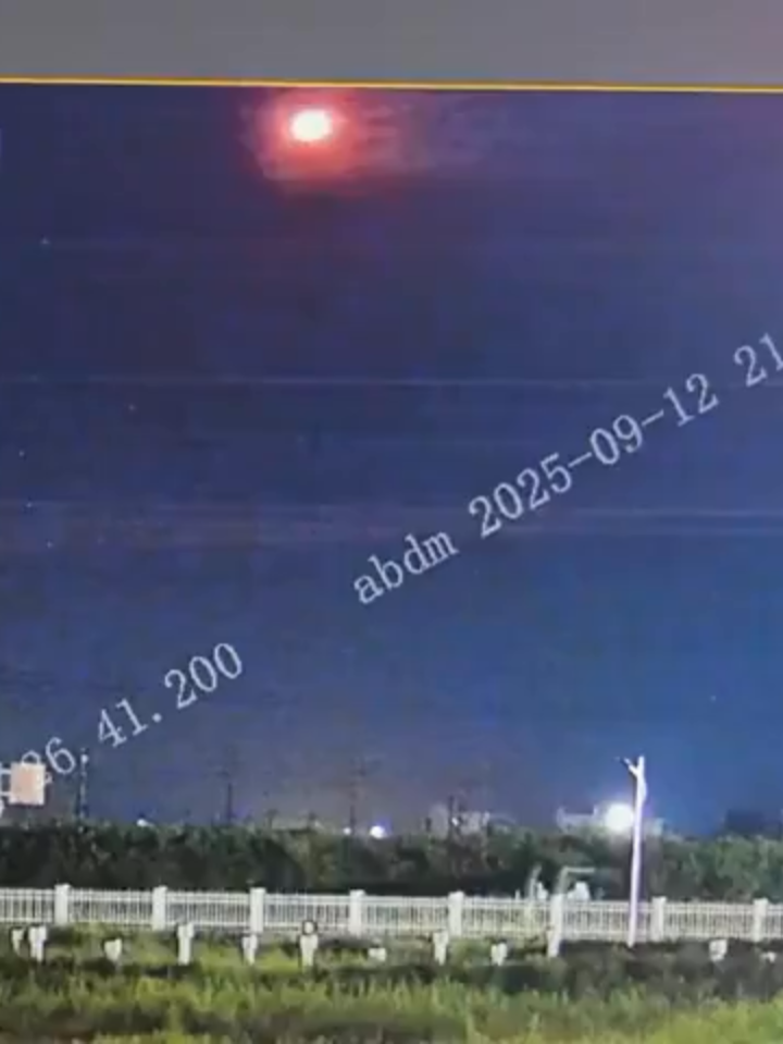 ¡Alerta celestial en China! 🚀💥 El 12 de septiembre, la defensa aérea china derribó un objeto no identificado en Weifang, Shandong. ¿Meteorito? ¿OVNI? ¿Prueba de misil? Las teorías vuelan tan rápido como el objeto. Explosiones, una trayectoria parabólica y un video que grita 