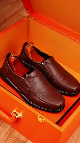 Một món quà ý nghĩa cho cha, người làm tất cả để có được sự bình yên cho gia đình #giaytrungnien #giayluoinam #quatangbo 