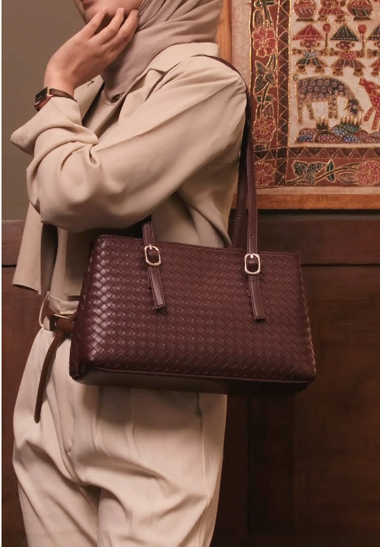 Nggak cuma stylish, tapi juga fungsional. Sudah checkout belum Gianni Bag?😉 Live Schedule Senin-Jumat 09.00-21.00 WIB Sabtu 10.00-16.00 WIB #tinyblack #taswanita #bag #localbag #localbrand 