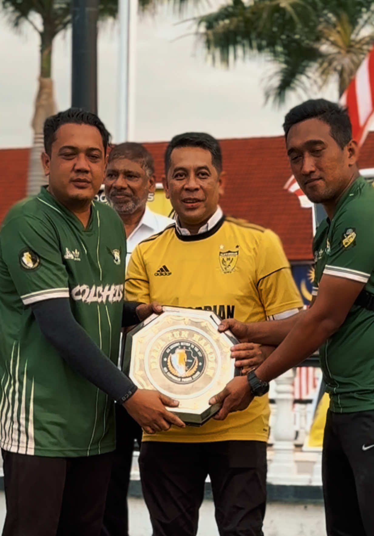 🏆 Piala Tun Hamdan jadi milik 07 Army (Batch 2007)! 🔥 Aksi sengit pada 14 September 2025 di Padang Sekolah Menengah Clifford, Kuala Kangsar, Perak. ⚽ Menewaskan Batch 2008 dengan jaringan 2-1, gol pertama dijaringkan oleh Atan jadi wira pasukan! 🎖️ Medal disampaikan oleh Naib Presiden Old Cliffordians, Haji Wan Azam. #OldCliffordians #OCPL2025 #PialaTunHamdan #07Army #KualaKangsar 