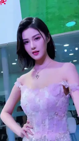 #CarExhibitionModel #CarExhibitionLive# Car model sister Cheng Er walks around the 24th Qingdao Autumn International Auto Show in 2025 