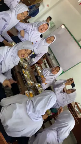 Day one MBG terimakasih bapak presiden atas programnya 🥹 @gerindra 🥰😍  #mbg #makanbergizigratis #prabowo #kembaliberaksi #makanansehat 