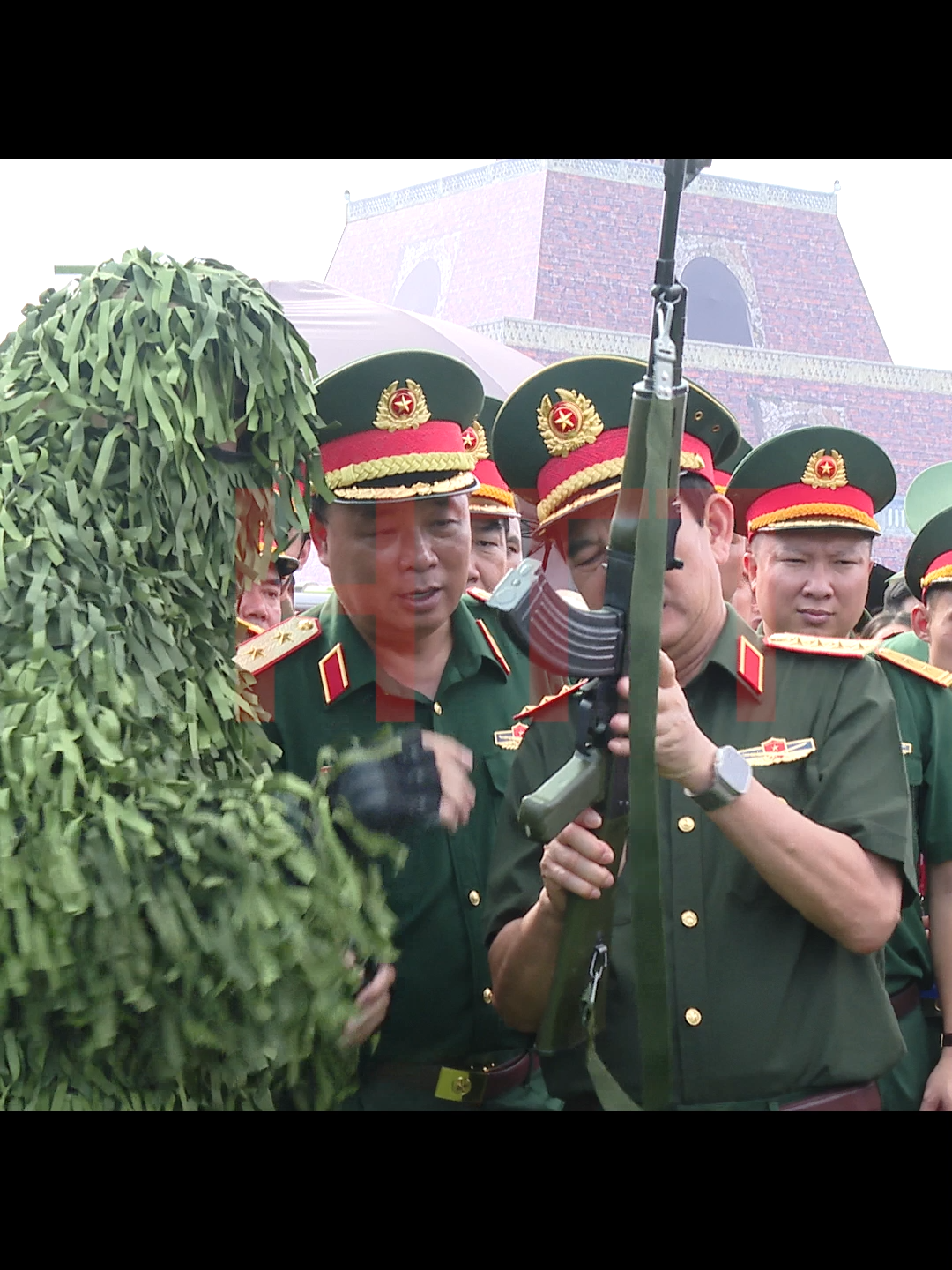 KIỂM TRA KỸ ĐẾN KHOÁ NÒNG CỦA SÚNG #vietnam #qdnd #chinhtri #HTTTV #daituongphanvangiang