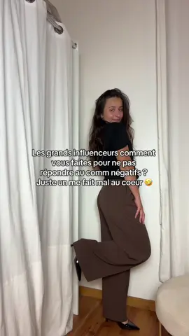 Les grands influenceurs aidez moi svp 🤣 Je comprends pas comment on peut s’amuser à commenter des vidéos négativement gratuitement sans connaître les personnes.  #humour #oupas 