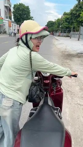 Hỏng xe 2 lần rồi đấy, dắt bộ mệt hết cả hơi rồi @Kim Thoa Bùi 3 con  ơi 🤣, 12h trưa 2 đứa đẩy xe bộ trên đường #kimthoabui01 #vuha 