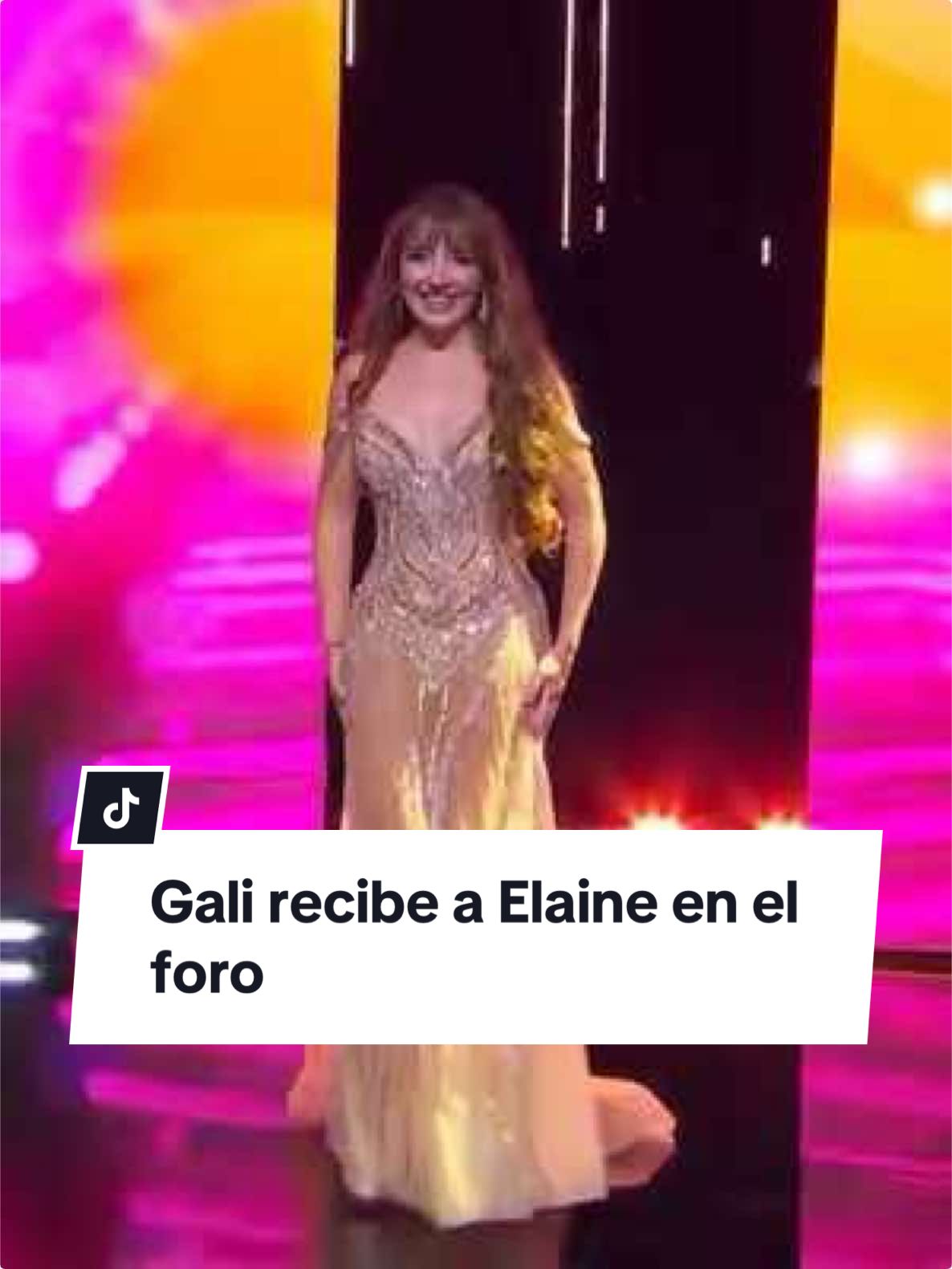 Así entró @elaineharomusic al foro de #LaCasaDeLosFamososMx.  Si quieres ver el momento COMPLETO, suscríbete ya a @vix y no te pierdas de nada con el 24/7 🔥 #LaCasaDeLosFamososMx disponible también en #LasEstrellas y #Canal5