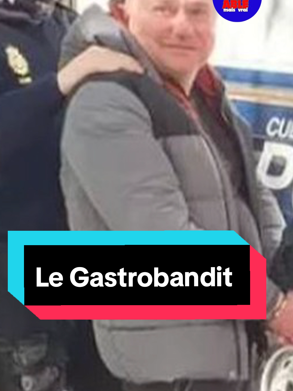 🔵 Aidas se faisait surnommé le gastrobandit ! Il simulait des crises cardiaques dans les restaurants pour ne pas payer l'addition. 🍽 Pource  : Police Nationale espagnole 🔴 Chaque jour, je fouille la presse locale du monde entier pour dénicher une histoire incroyable mais vraie. L'absurdité du monde et ses petits bonheurs imprévus à travers des petites histoires insolites, des faits divers wtf et des anecdotes historiques étranges. 🤯 #incroyable #fyp #pourtoi #restaurant #arnaque 