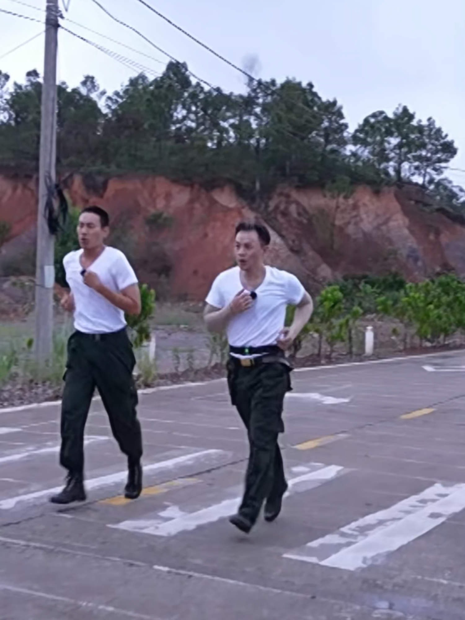 - 'Sốc hông'?  - 'Sốc bình thường' thôi 😂 #ChienSiQuaCam #SSLabel #Binz