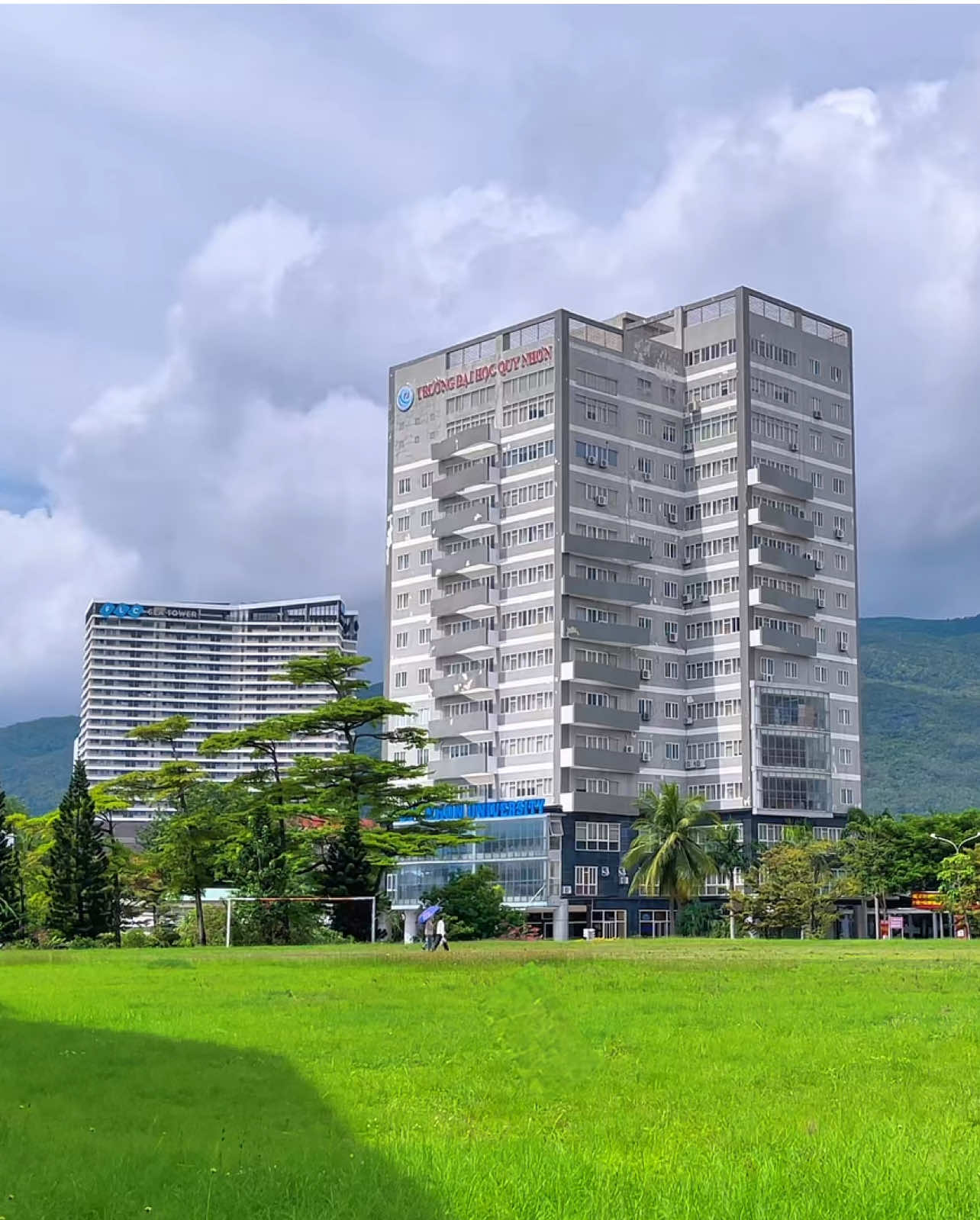 🏫 𝑸𝑵𝑼 𝒗𝒂̀𝒐 𝒏𝒉𝒖̛̃𝒏𝒈 𝒏𝒈𝒂̀𝒚 𝒏𝒂̆́𝒏𝒈 𝒄𝒖𝒐̂́𝒊 𝒉𝒆̀ 🌤️ Những ngày nắng vàng cuối hè, khuôn viên QNU khoác lên mình một vẻ đẹp rực rỡ và đầy sức sống.  Cùng dạo bước, lắng nghe và cảm nhận những thanh âm bình yên tại giảng đường thân quen - nơi từng góc nhỏ đều lưu giữ kỷ niệm và khát vọng của tuổi trẻ! #QNU #TruongDaihocQuyNhon #QuyNhonUniversity