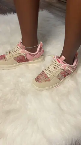 #lowsneakers #patchworkdesign #womenssneakers #athleticsneakers 