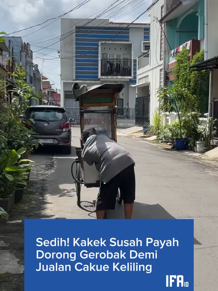 Hati siapa yang nggak terenyuh lihat perjuangan kakek ini? Meski sudah renta dan susah payah mendorong gerobak beratnya, beliau tetap berkeliling menjajakan cakue demi bisa bertahan hidup. Semoga Allah selalu beri kesehatan, rezeki yang berkah, dan pembeli yang baik hati untuk beliau. Amin mari kita lebih peduli dengan para pejuang nafkah seperti beliau. Dengan membeli dagangan mereka, kita sudah jadi bagian dari kebaikan yang besar. Follow  @ifanetwork untuk kisah penuh inspirasi lainnya #SedihBanget #PerjuanganKakek #JualanCakue #PejuangNafkah #InspiringStory #HaruBanget #DoaUntukKakek #KisahNyata #MotivasiHidup #IfaNetwork
