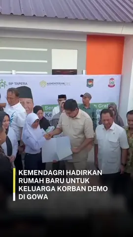 Pemerintah melalui Kementerian Dalam Negeri (Kemendagri) bersama Kementerian Perumahan dan Kawasan Permukiman (PKP) menyerahkan bantuan rumah subsidi gratis kepada keluarga dari empat korban meninggal saat peristiwa unjuk rasa pada 29 Agustus 2025 di Kota Makassar, Sulawesi Selatan. Menteri Dalam Negeri (Mendagri) Muhammad Tito Karnavian menyampaikan, langkah ini merupakan bentuk kepedulian negara dalam memberikan perhatian kepada korban dan keluarganya. Sebelumnya, rumah serupa juga telah diberikan kepada keluarga almarhum Affan Kurniawan, seorang pengemudi ojek daring yang menjadi korban di Jakarta. #kemendagri #yukgasss #titokarnavian #makassar
