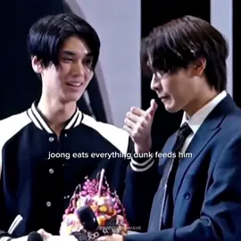 joong's level of trust with dunk tho 😮‍💨 he just eat whatever he feeds him without second thought 😆🤏🤏 #จุงดัง #JoongDunk #จุงอาเชน #JoongArchen #dunknatachai @Chen Joong @dunknatachai 