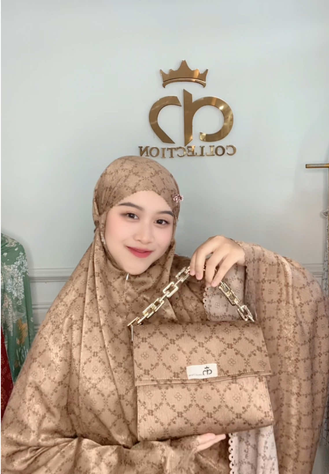 Masyaallah cantik banget mukenanya, bahan dari santorini emang bestt bangett bikin nyaman🤎#mukenahcantik #mukenadewasa #mukenanewah 