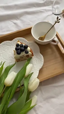 ‏من أجمل أحاديث الصباح  ‏ما كان بيني وبين قهوتي.. ‏وطيفٌ يطرق باب مُخيلتي بصمت … ‏⁧‫#صباح_الخير_والسعادة💕🌿 