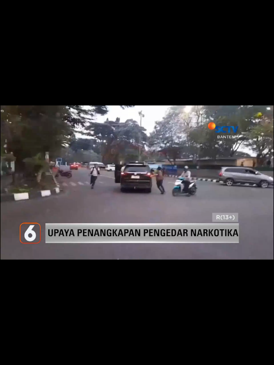 Aksi pengejaran polisi terhadap pengedar narkoba terjadi di Rangkasbitung, Kabupaten Lebak dan terekam warga. Polisi sempat menghadang kendaraan pelaku pengedar narkoba yang melaju kencang dari arah gang rutan rangkasbitung dan sempat buang tembakan. amun pelaku berhasil menghindar dan kendaraannya terhenti di gang sempit akan tetapi para pelaku langsung melarikan diri ke pemukiman warga. #birosctvbanten #birobanten #sctvbanten #liputansctvbanten #newssctvbanten 