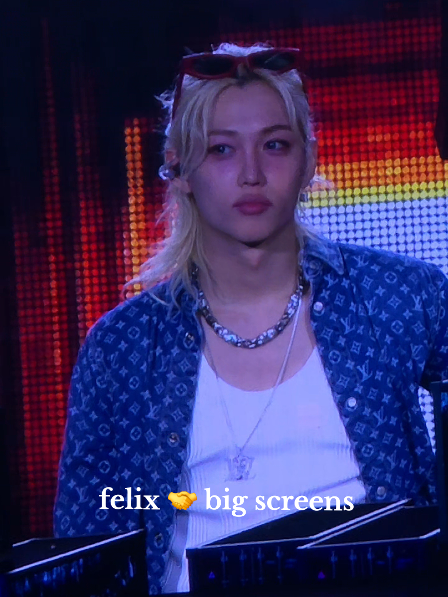 how can a man be this stunning? ✨️ happy felix day y'all! 🎉 #felix #straykids #skz #leefelix #kpopfyp  @Stray Kids 