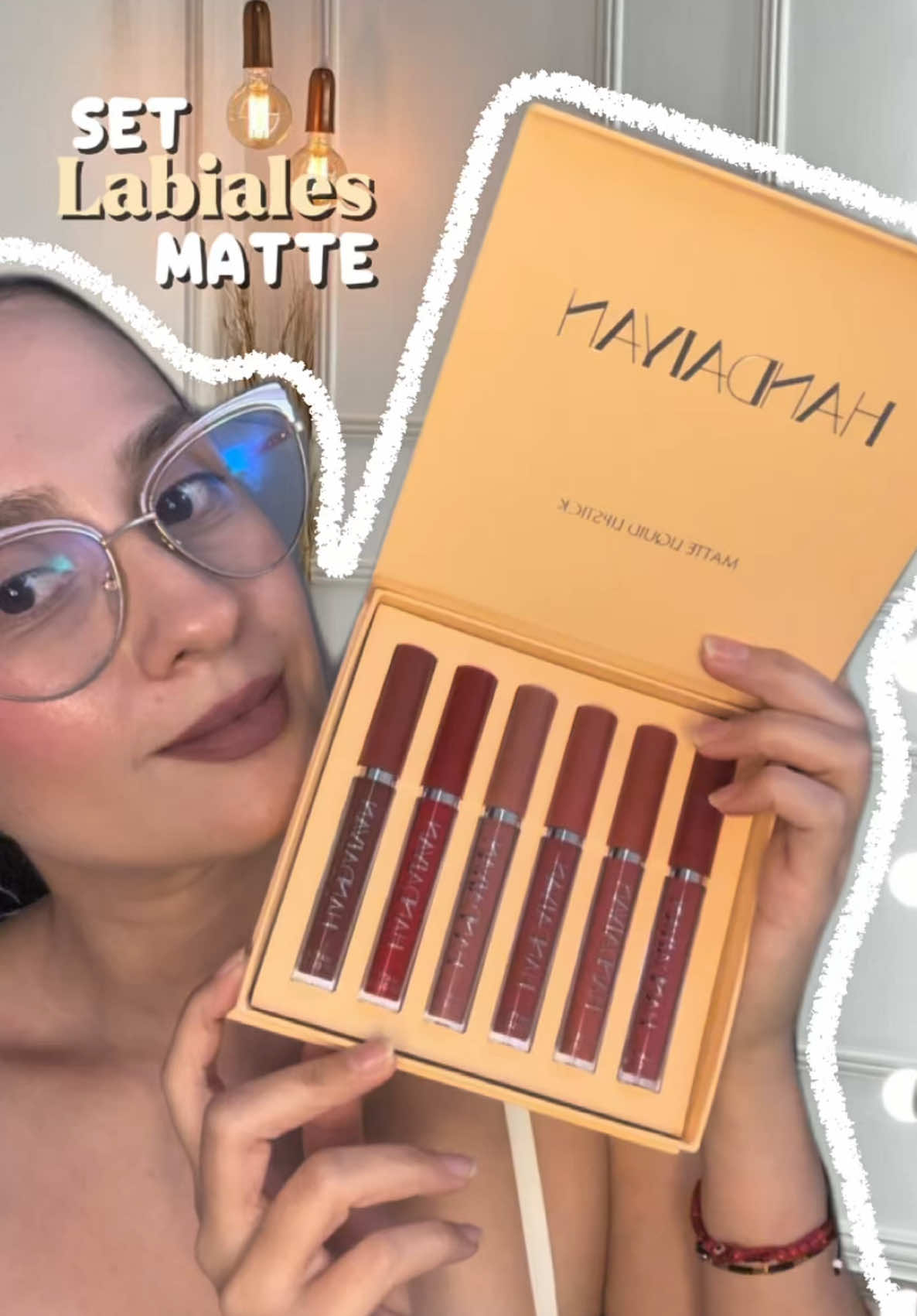 ✨ Set de Labiales Handaiyan ✨ Descubre la magia del color con este set irresistible de labiales Handaiyan. Cada tono deslumbra con su acabado suave, alta pigmentación y larga duración, perfecto para crear desde un look natural hasta uno audaz y seductor. Su fórmula ligera hidrata y se adapta a tus labios sin resecar, mientras que la variedad de colores te permite brillar en cualquier ocasión. 💋 Un must-have en tu colección de maquillaje, huelen delicioso 😍 #labiales #matte #tiktokshop 