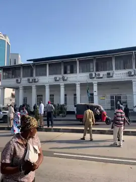 Jeshi la Polisi likimshambulia kwa marungu mwananchi aliyefika Mahakama Kuu ya Tanzania Kanda ya Dar es salaam kufuatilia mwenendo wa kesi ya uhaini inayomkabili Mhe. @TunduALissu.