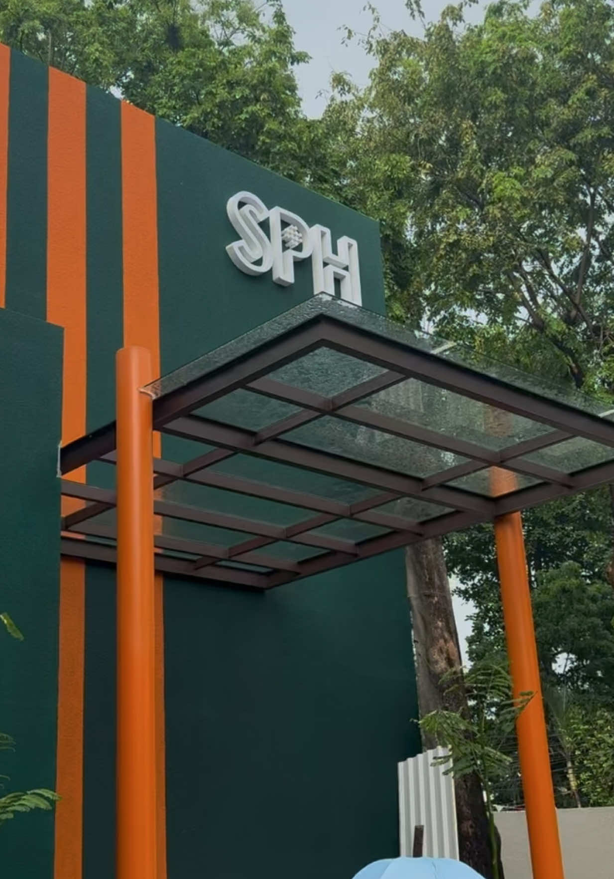 guyss lets check the newest padel court in town @Social Padel House . located in the heart of Menteng. abis padel langsung cussss cabut ke tempat2 hits Menteng, cucok lah pokoknya.  Ini pas gua dateng masih TRIAL, sekarang mungkin udh jadi 100% bakal bagus dan adem sih tempatnya 