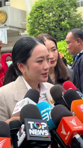 “ที่ผ่านมาคุณพ่อ และคุณแม่ไม่ได้เจอกันมากกว่า 17 ปี รอบนี้ก็มาเจอผ่านกระจก ชีวิตครอบครัวเราก็มีหลายรสชาติ ก็ให้กำลังใจกันไปในทุกเรื่อง และทุกหัวข้อ” ความรู้สึกของลูกสาวหลังไปเยี่ยมคุณพ่อ #แพทองธารชินวัตร #ทักษิณ