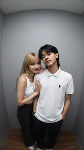 Photo box with ayang Lisa😋 | MAU EDIT FOTO AI? LANGSUNG CEK BIO PROMPT👇 Jadikan foto tersebut sebagai objek utama.Jangan ubah wajah dan fisik asli wanita dan pria pada foto. Potret vertikal rasio 9:16, ultra-realistic dengan efek kamera ponsel iPhone  resolusi tinggi. Ekspresi keduanya tersenyum tipis dan berpose playfull Latar belakang berupa ruangan foto box dengan dinding berwarna abu-abu. Dan lantai berwarna cokelat motif kayu, diambil dari sudut depan atas dengan efek wide-angle, memberi kesan ruang melengkung dan tertutup. Kualitas foto dibuat sangat baik: hasil tangkapan kamera depan iPhone terbaru beresol #lisablackpink #prompt #ai #googlegemini #fyp 