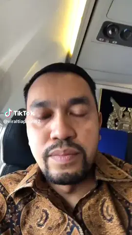 Lae sharoni telah kembali ke Indonesia  di kawal ketat oleh TNI AU  Gimana tanggapan nya kawan2 #dpr  #dprri  #ahmadsahroni 
