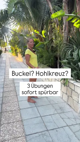 🔥 Hohlkreuz (Lordose), Rundrücken (Kyphose) oder Schmerzen im ISG/Gesäß? . Hier findest du die besten Übungen, um deine Haltung zu korrigieren und Schmerzen langfristig loszuwerden. Übungen gesehen bei @Mimilawrencegesundheit. . 🆘Zu viel Sitzen oder einseitige Belastungen führen dazu, dass: 👉🏻Hüftbeuger verkürzen → Hohlkreuz / Lordose 👉🏻der Oberkörper nach vorne kippt → Rundrücken / Kyphose 👉🏻das ISG blockiert → Gesäß- & Rückenschmerzen . Die Lösung: Ich zeige dir 3 effektive Übungen für jedes Problem –angepasst an dein Level: Anfänger – sanft & sicher starten Fortgeschritten – für bessere Stabilität & Beweglichkeit Pro – intensiv und ab und an auch fordernd WELCHES LEVEL BIST DU? Das muss ich wissen, damit ich weiss, welche Übungen ich hier zeigen soll! Stillen Followern kann ich nicht helfen 😁 . Diese Übungen: ✅ verbessern deine Körperhaltung ✅ lösen Verspannungen in Hüftbeugern & Rücken ✅ lindern ISG-Blockaden und Gesäßschmerzen . ‼️Tipp: Mach die Übungen langsam und kontrolliert. Dein Körper braucht Zeit, um alte Haltungs- und Schmerz-Muster loszulassen. . Wenn der Körper Steiff geworden ist und du die Schuld nicht deinem Alter geben willst und vor allem, wenn du das ändern möchtest hinterlasse: MIMI BEWEGUNG BITTE und ich helfe dir kostenlos dabei, dass dein Körper und deine Gelenke wieder beweglicher werden und du wieder fitter wirst.  Es ist nie zu spät für Veränderung. Die Frage ist nur: wie sehr willst du es wirklich? . Was ist dein grösstes Problem:  Hohlkreuz, Rundrücken oder ISG-Schmerzen? . Bis morgen, Deine Mimi Lawrence❤️ . Podcast: FITNESS UND GESUNDHEIT MIT MIMI LAWRENCE und Platz.1 Spiegel Bestseller Autor.  . ##painfree #isg #movementismedicine #bewegung 
