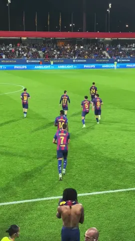 برشلونة 6-0 فالنسيا 🔥🔵🔴 قدّم الفريق الكتالوني أداءً رائعًا في الجولة الرابعة من الدوري الإسباني. سجّل فيرمين لوبيز (29، 56)، ورافينيا (53، 66)، وليفاندوفسكي (76، 86) هدفين ليحققوا فوزًا تاريخيًا على فالنسيا. 💥⚽️ تعكس الإحصائيات تفوقًا مطلقًا: • الاستحواذ: ٧٣٪ 🔵🔴 مقابل ٢٧٪ 🦇 • إجمالي التسديدات: ٢٤ مقابل ٢ • التسديدات على المرمى: ١٠ مقابل ١ • الركنيات: ٥ مقابل ٢ • البطاقات الصفراء: ٠ مقابل ١ • حالات التسلل: ٤ مقابل ٤ • الأخطاء: ٩ مقابل ٨ سيطر برشلونة من البداية إلى النهاية، مُظهرًا قوةً وحماسًا وسيطرةً تامةً على مجريات المباراة. 👏🔥 💬 من كان نجم المباراة بالنسبة لك؟ 🌟👇 #فورسا_برسا #فيسكا_برسا #برسا_فالنسيا #اليوم_الرابع_للمباراة #الدوري_الإسباني 