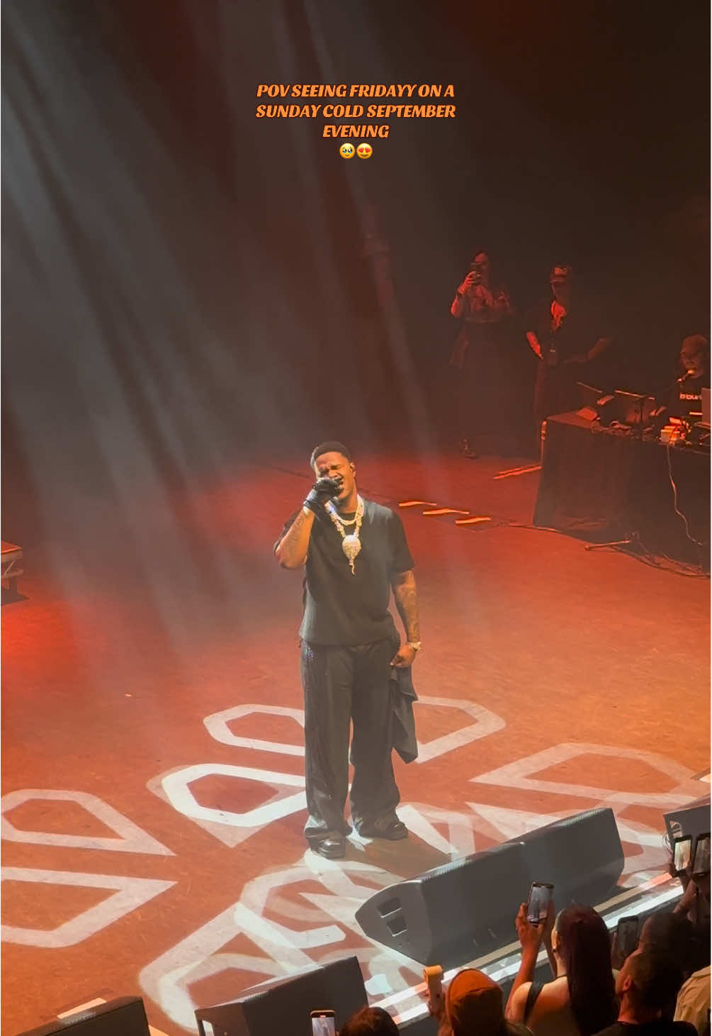 @Fridayy on a September evening perfect fitting with ‘Below Zero’, the mic was ON! What a show 🥹🎤🙌🏾 #fridayy #musicconcert #thingstodoinlondon #londontiktok #concerts 