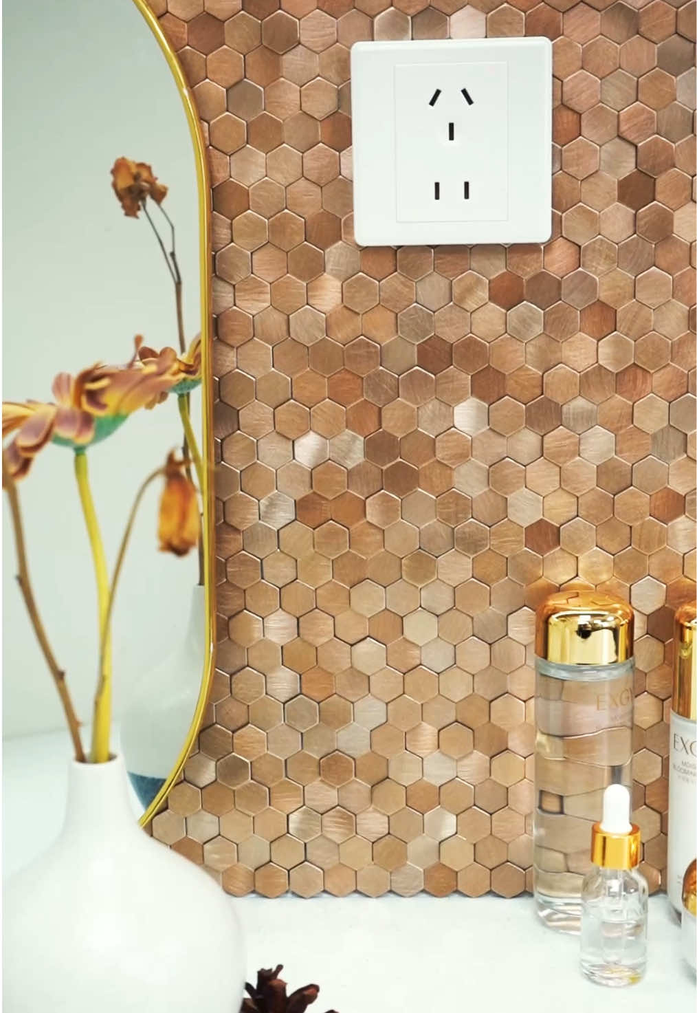 Aww! Backsplash make such a gorgeous background for dressing table. #stickgoo #peelandsticktile #homeimprovement #dressingroom #backsplashtile #DIY #homedecor #fypage #interiordesign #peelandstickbacksplash 