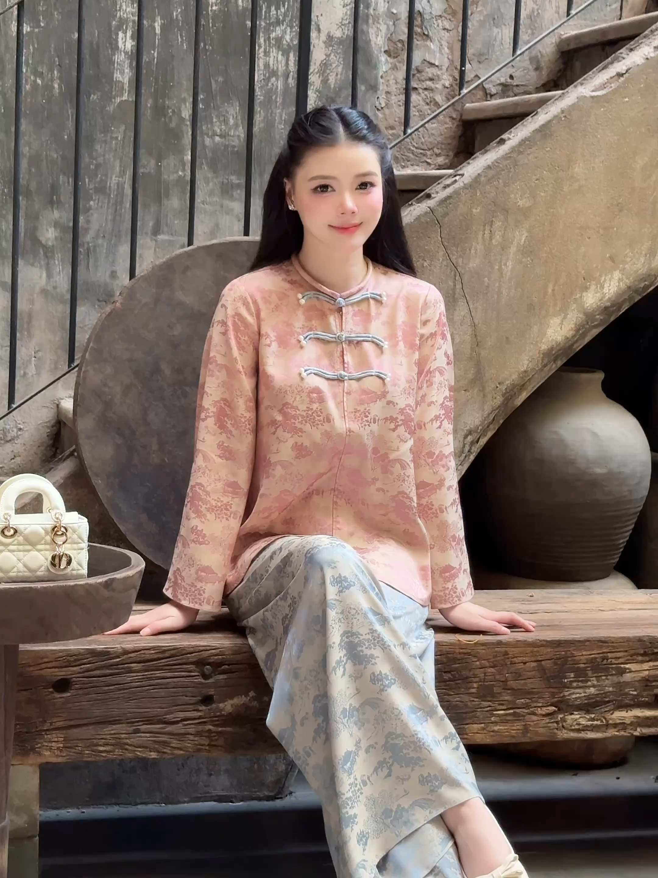 Pháp phục đồ vừa thanh lịch, vừa cổ điển nhưng không kém phần duyên dáng. Áo lụa họa tiết nhã nhặn, kết hợp cùng quần suông mang đến vẻ ngoài phóng khoáng, nhẹ nhàng #giiandesign #giian #giianaodai #aodai #thoitrangnu