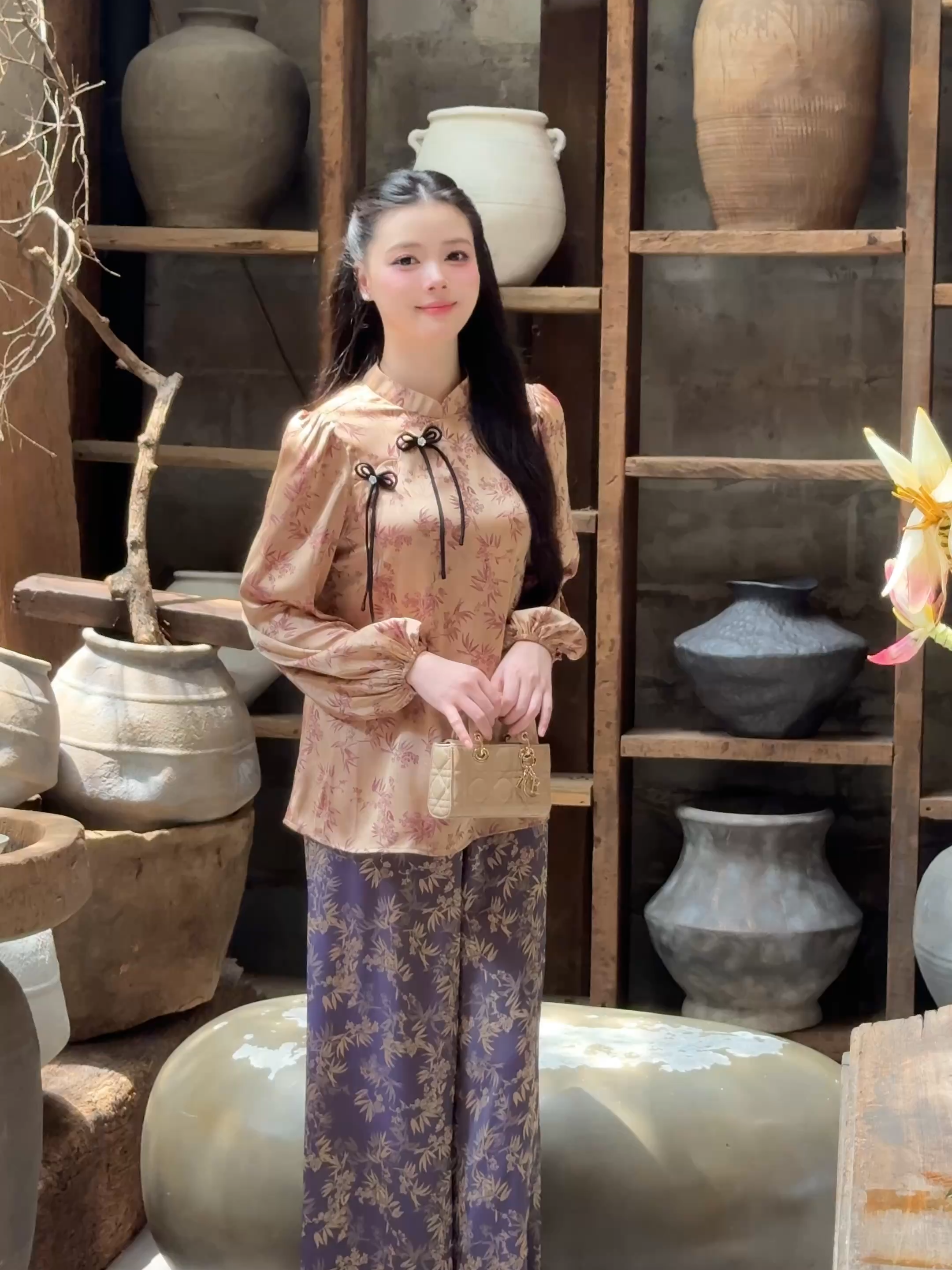 Sự kết hợp giữa chất liệu lụa mềm mại và thiết kế hiện đại mang đến một phong cách thanh lịch, sang trọng nhưng không kém phần trẻ trung #giiandesign #giian #giianaodai #aodai #thoitrangnu