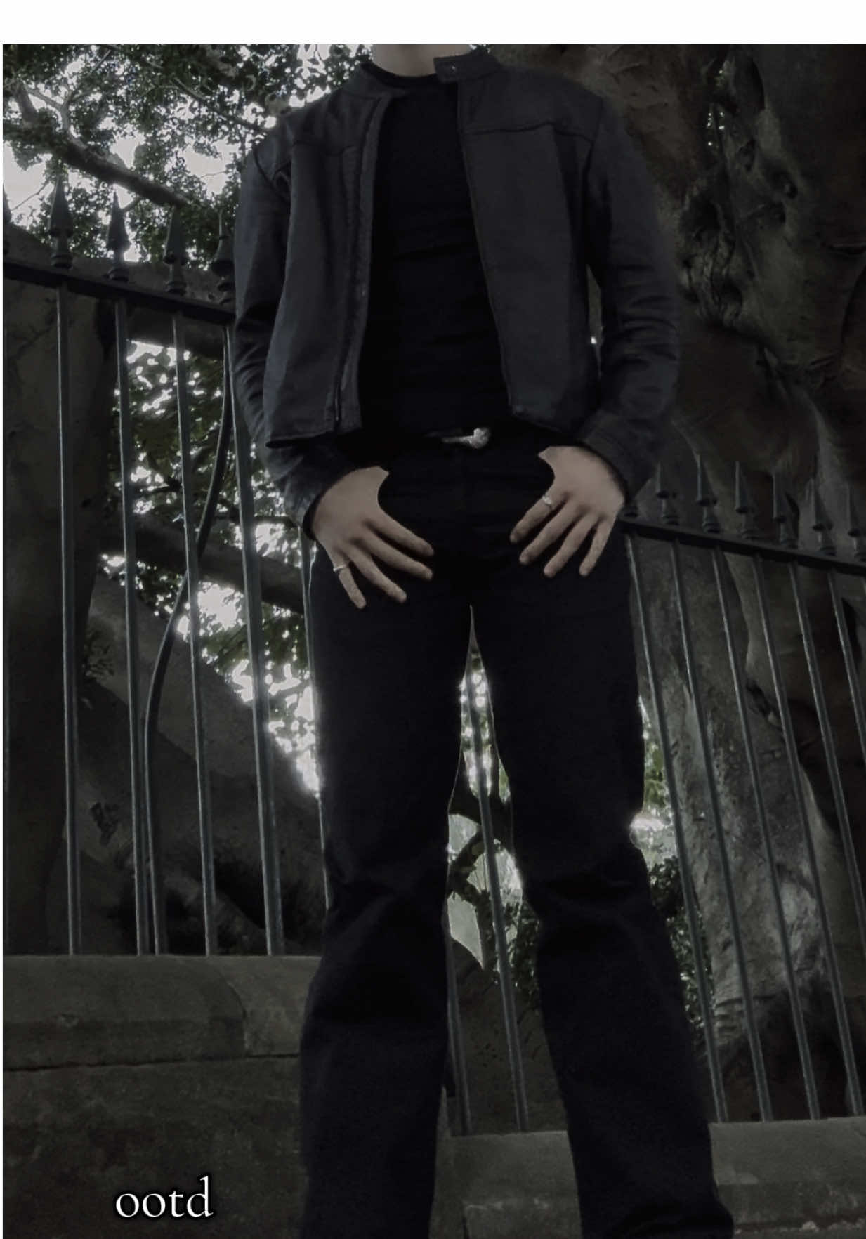I know your obsessed with me, ootd in mystic falls 2009 #fashion #outfitinspo #leatherjacket #damonsalvatore #selvedgedenim 