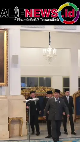 Prabowo Kirim Surat Pribadi untuk 5 Menteri yang Kena Reshuffle Presiden Prabowo Subianto memberikan surat ucapan terima kasih pribadi kepada lima menteri yang digantikan dalam reshuffle 8 September 2025. Surat yang disampaikan melalui Seskab Teddy Indra Wijaya dan Mensesneg Prasetyo Hadi itu ditulis langsung oleh Prabowo sebagai bentuk penghargaan atas dedikasi Sri Mulyani, Budi Gunawan, Dito Ariotedjo, Abdul Kadir Karding, dan Budi Arie Setiadi. #PrabowoSubianto #ReshuffleKabinet #SuratPresiden #KabinetMerahPutih #SriMulyani    