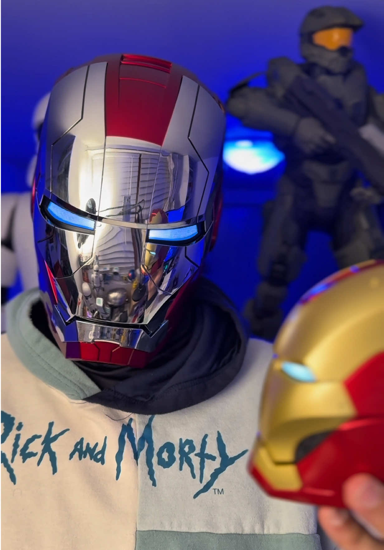 This is literally the coolest item l've ever gotten off the TikTok shop!! Make sure to get yours today while supplies last because this price won't last long!! 🔗 link in caption 🏷️ #musthave #giftideas #cosplay #helmet #tonystark 