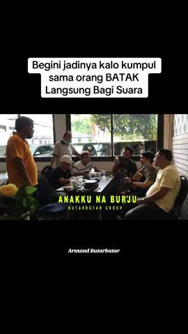 Sudah tradisi orang BATAK kalau sudah nongkrong di Lapo langsung mainkan gitar, wajib nyanyi dan Pecah suara. itupun tanpa harus latihan.. Dan 1 lagi, Molo nga minum Tuak dang ingot be mulak tu jabu 🤦🏻‍♂️  #Batak #Horas #AnakNaBurju #Butarbutar #Fyp 