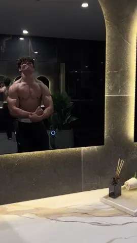 Fitness cartel mog 🫦 @Lara #gym #fitnesscartel #GymTok #bench