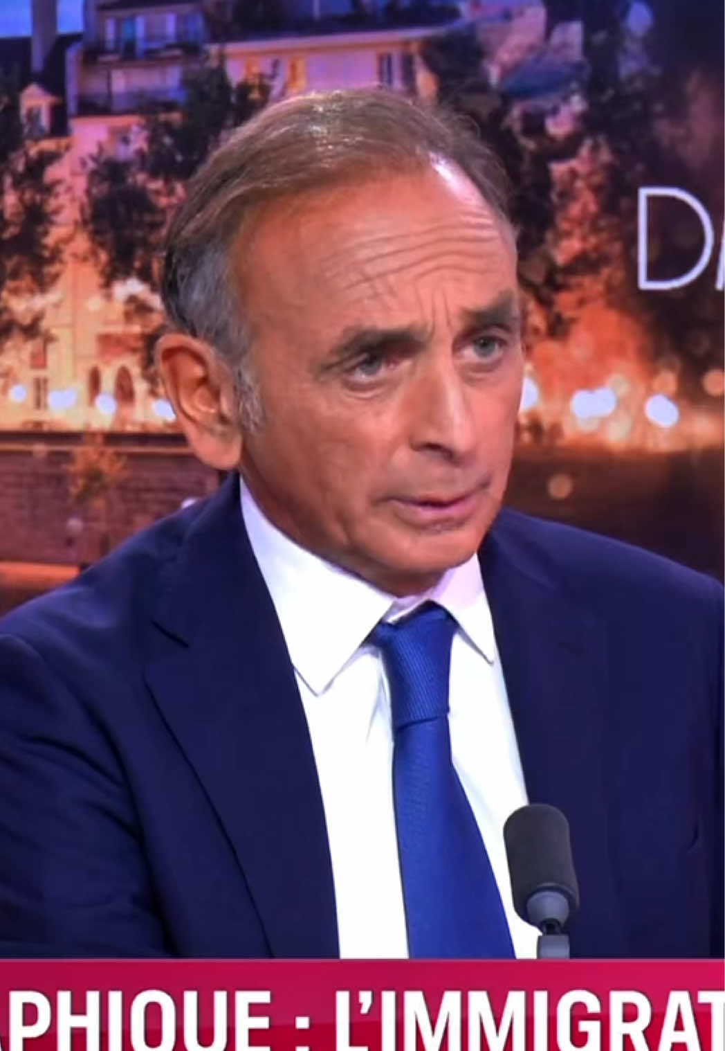 En 1900, l’Afrique comptait 100 millions d’habitants et l’Europe 400 millions. Résultat : l’Europe a colonisé l’Afrique. Aujourd’hui, les Africains sont 2 milliards et nous sommes toujours 400 millions en Europe. L’Afrique pense que c'est à son tour de coloniser l’Europe. #ericzemmour #viralvideos #buzz #interview #immigration 