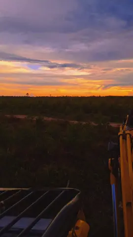 #operatormuda #helperexcavator #sunset #kalimantan #masukberandafyp 