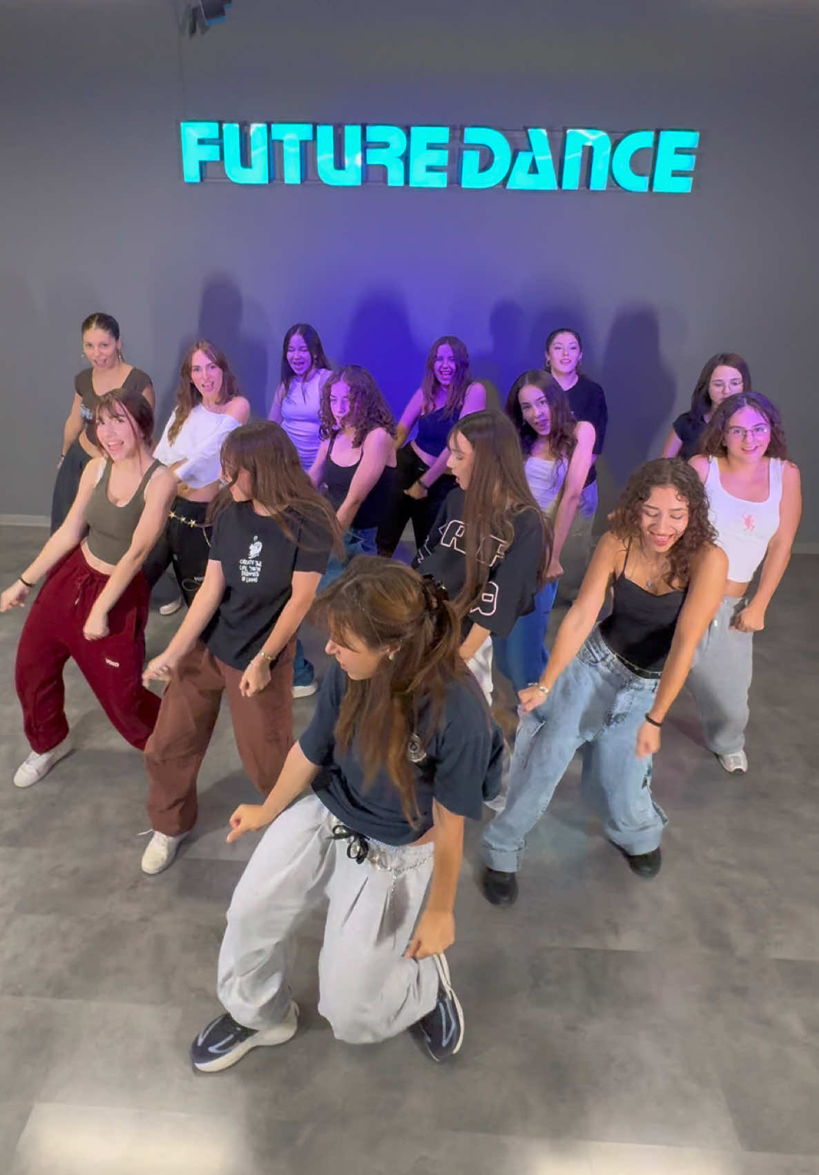 bu akımdan çektiğimiz 92833729. video teşekkürler🫡  #dancechallenge #normale #fyp #dancer #kesfetbeniöneçıkart 